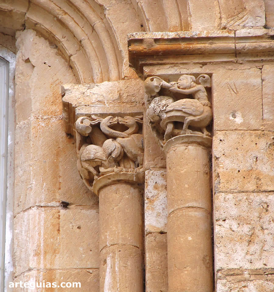 Capiteles zoomorfos en uno de los ventanales de la cabecera