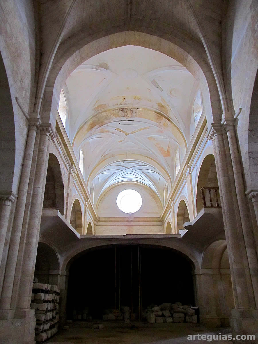 Interior de la iglesia monástica