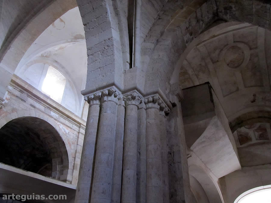 Pilares medievales de sujección de las arquerías