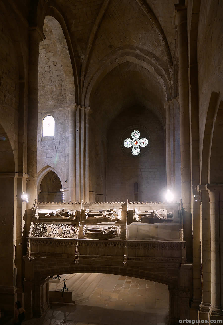 Aspecto de la iglesdia abacial y su pante&oacute;n real desde la escalera de maitines