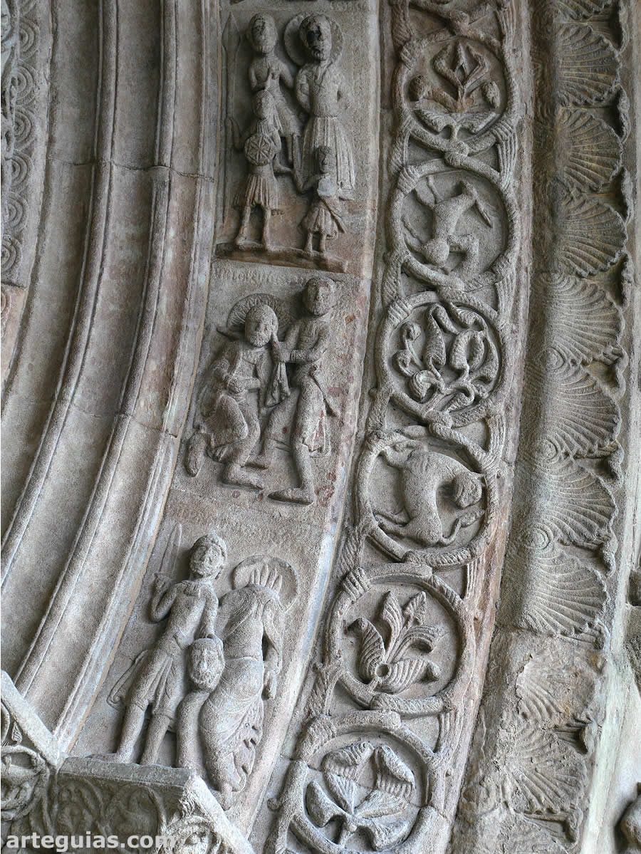 Arquivoltas de la portada repletas de escultura