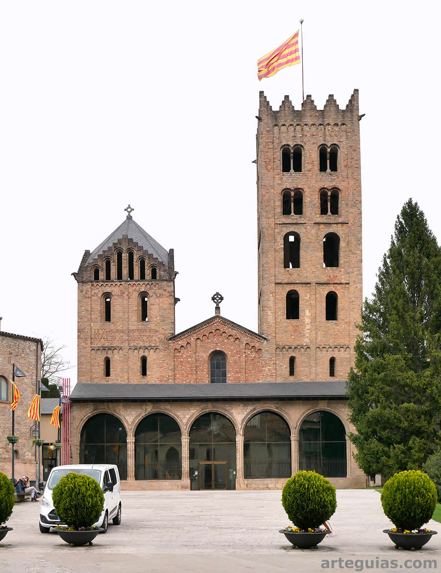 Fachada occidental de la iglesia de  la Abad&iacute;a de Ripoll