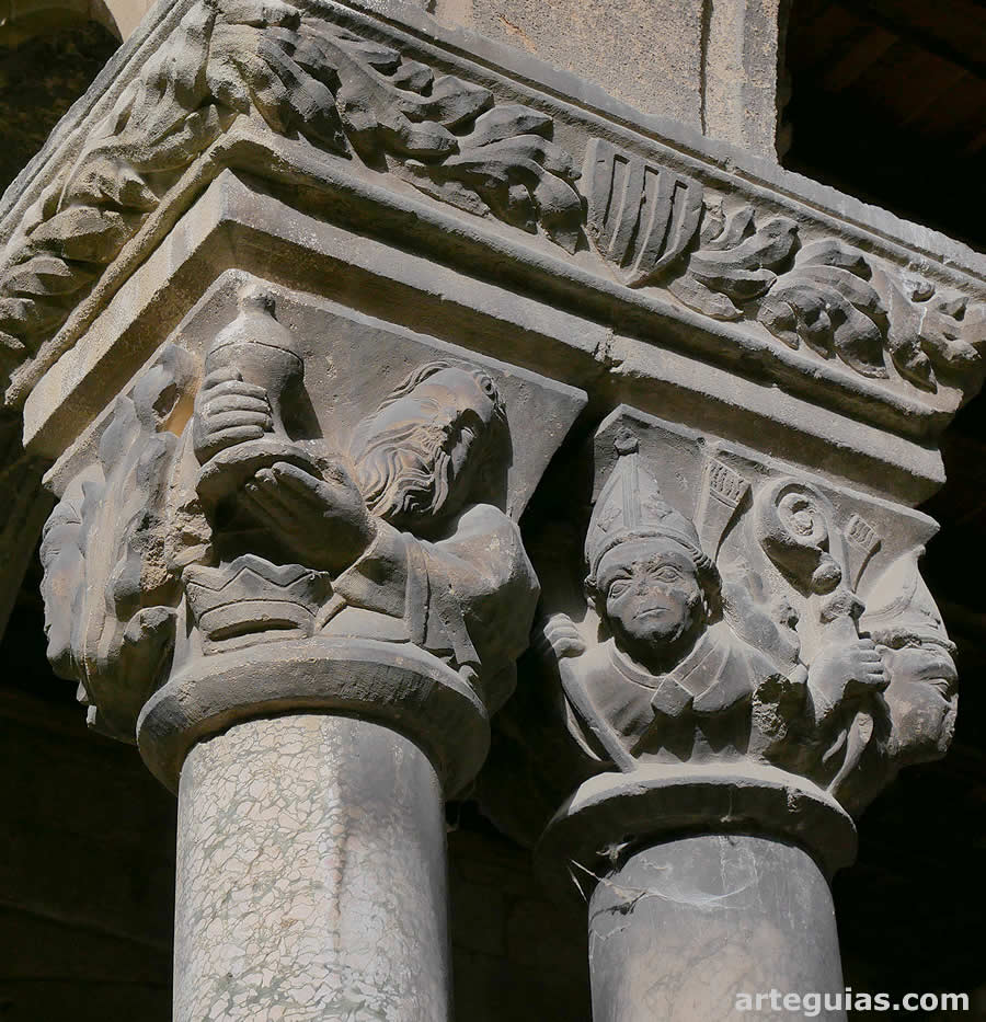 Monasterio de Ripoll: capiteles g&oacute;ticos con miembros del clero