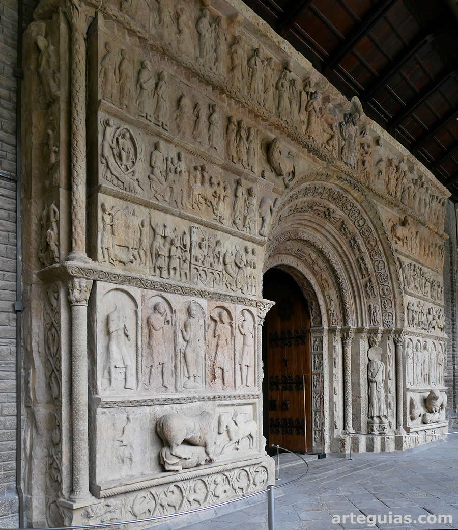 Monasterio de Ripoll: la magn&iacute;fica portada rom&aacute;nica de la iglesia