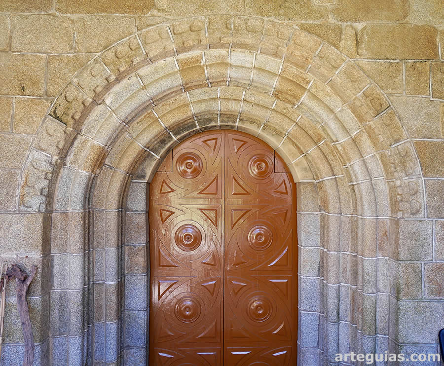 Puerta de ingreso a la iglesia mon&aacute;stica