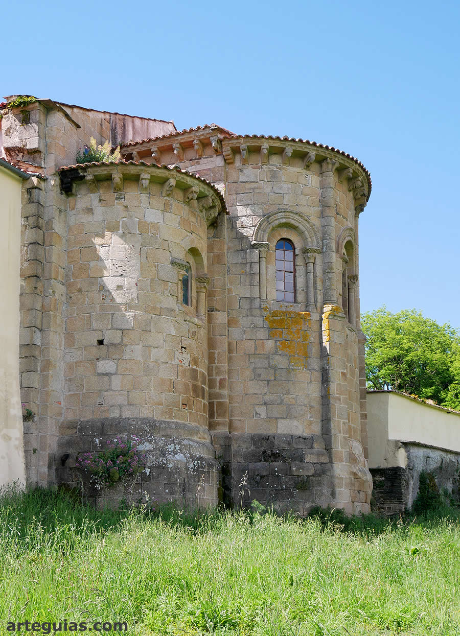 Cabecera de la iglesia rom&aacute;nica del Monasterio de San Marti&ntilde;o de Xubia
