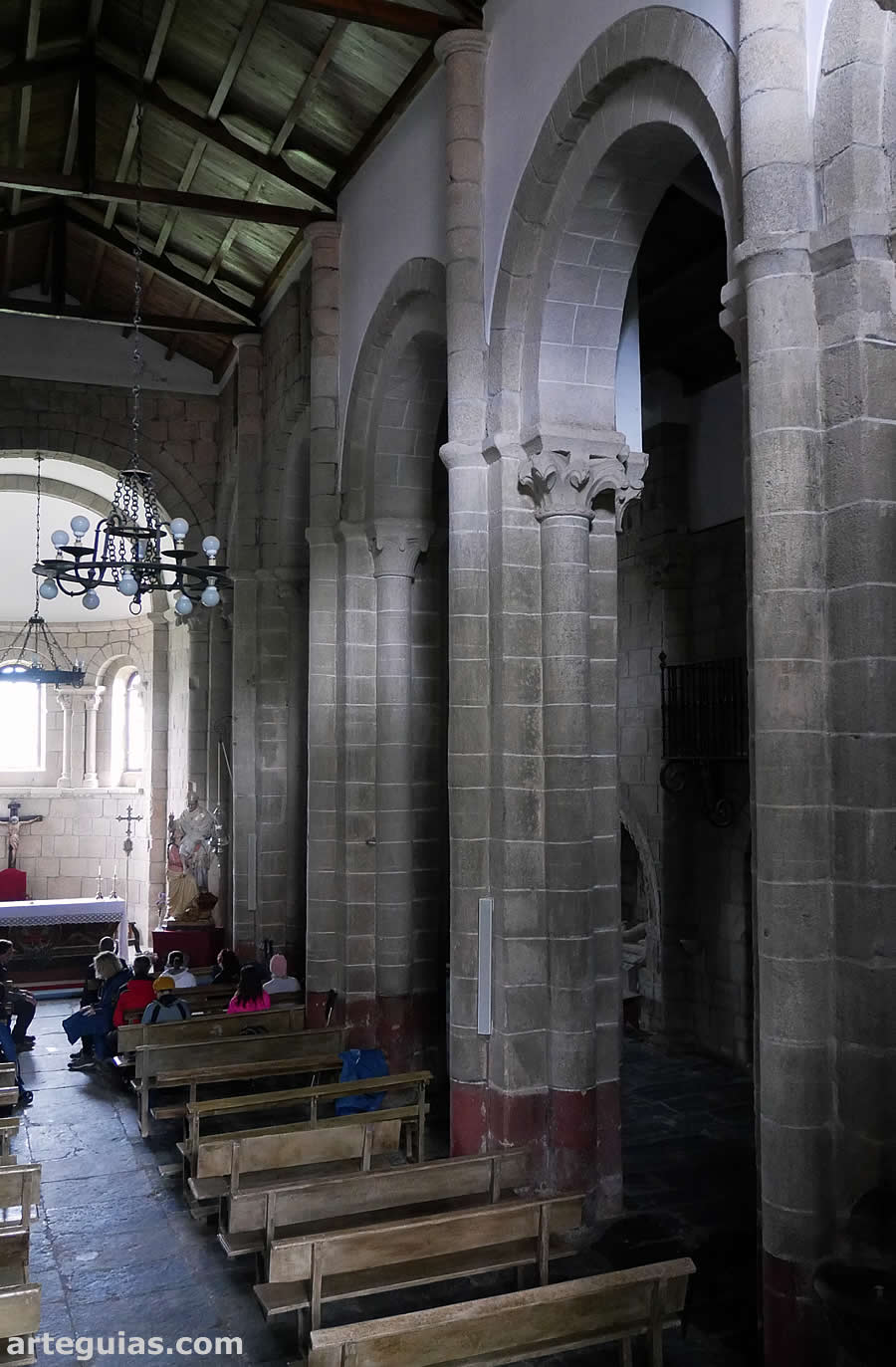 Arcos formeros sobre pilares prism&aacute;ticos con semicolumnas