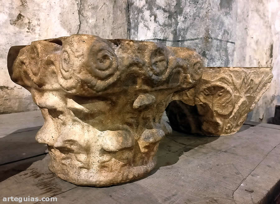 Reproducci&oacute;n de los capiteles de la torre en el interior de la iglesia