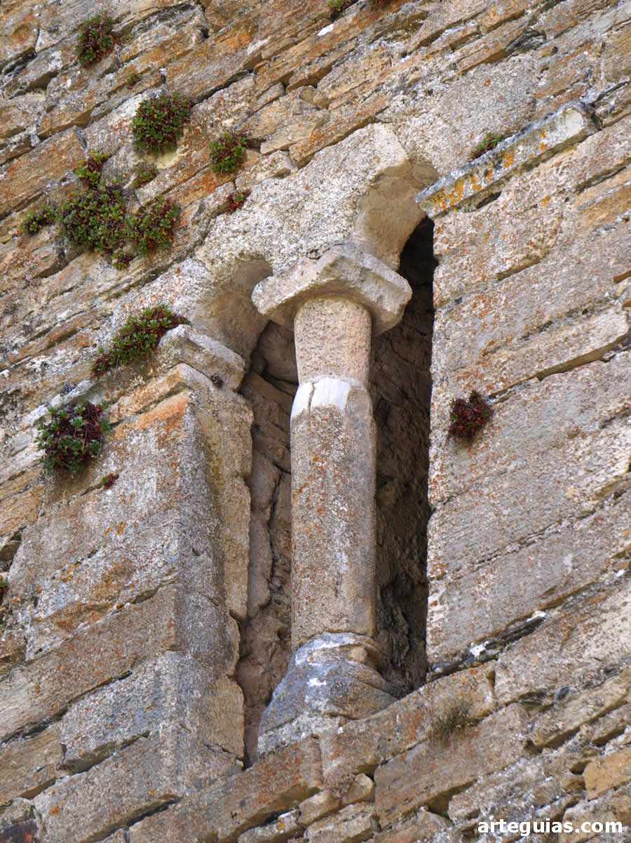Ventanal ajimezado en la torre de la iglesia del Monasterio de San Pedro de Montes, Le&oacute;n