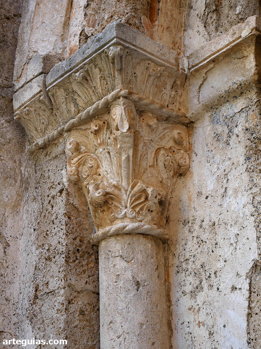 Columna de la puerta rom&aacute;nica de la iglesia del Monasterio de San Pedro de Montes