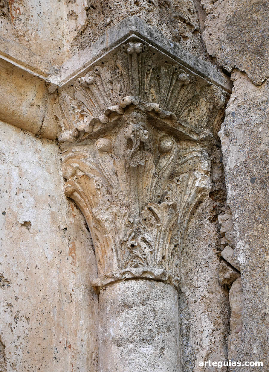 Columna rom&aacute;nica de la puerta