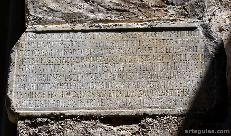 L&aacute;pida grabada con la historia del monasterio