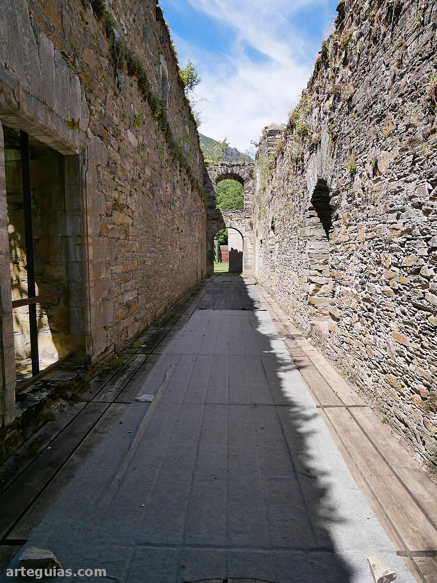 Una de las muchas estructuras arruinadas parcialmente recuperadas