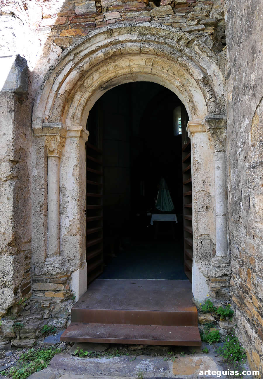 Puerta rom&aacute;nica que comunica la iglesia con el claustro