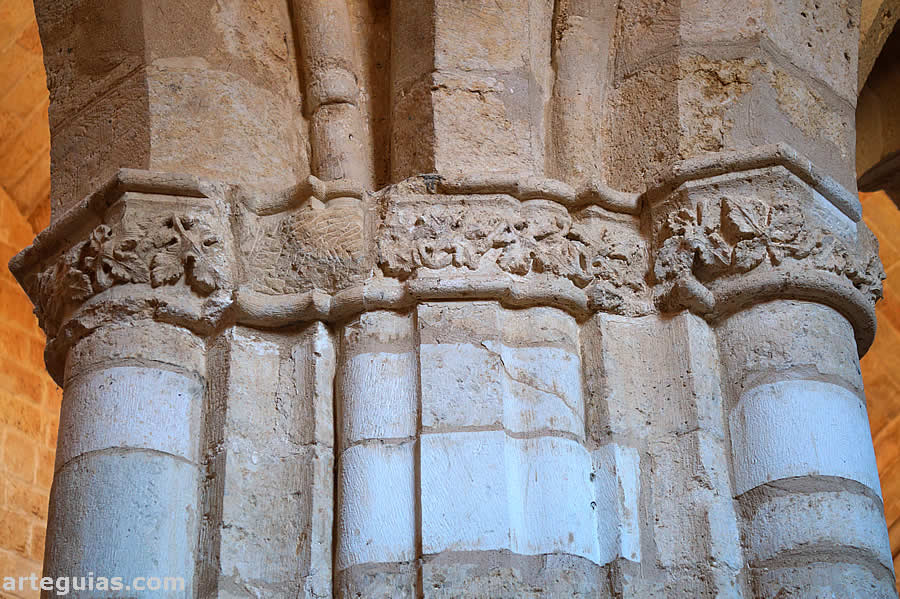 Pilares con columnas g&oacute;ticas del siglo XV en los pies de la iglesia