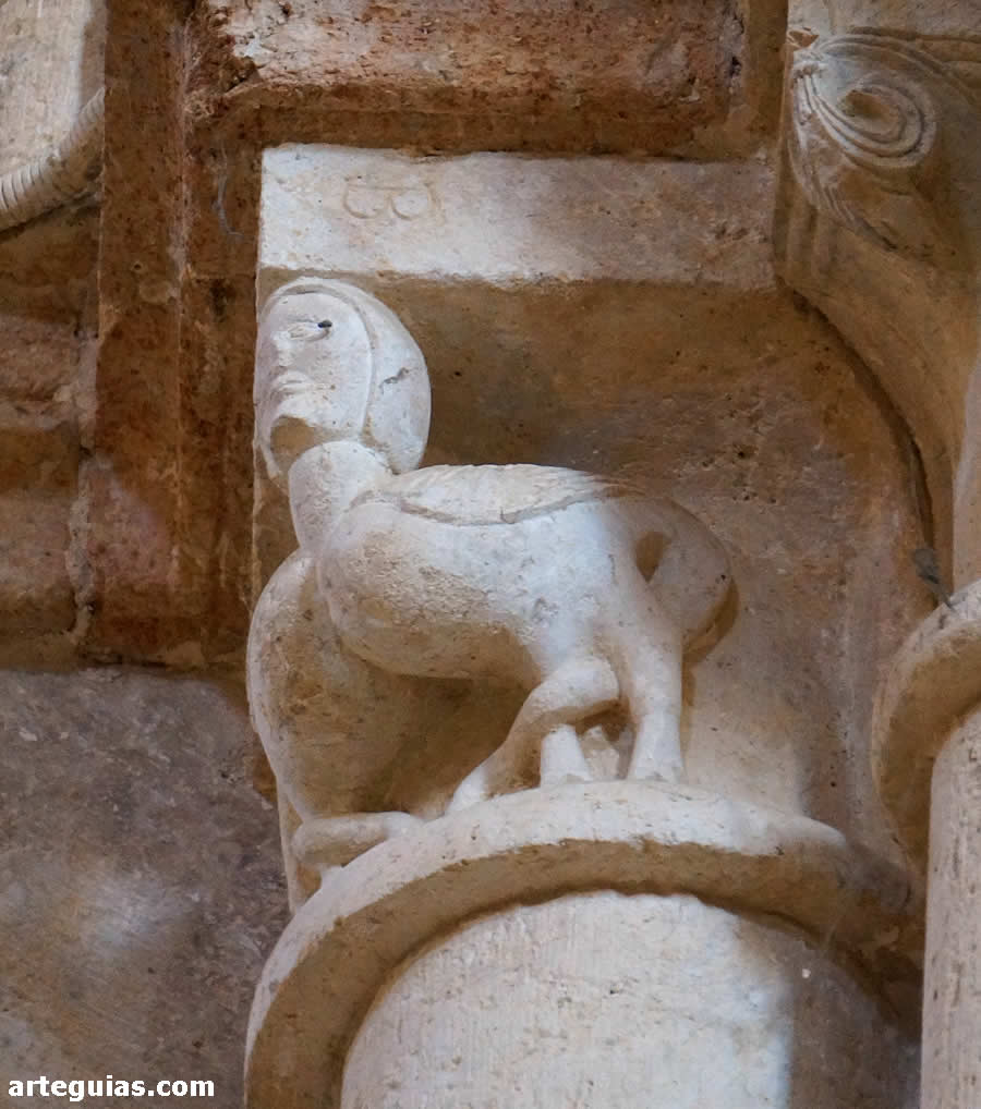 Capitel figurado con dos arp&iacute;as de cabeza com&uacute;n en uno de los capiteles del primer periodo