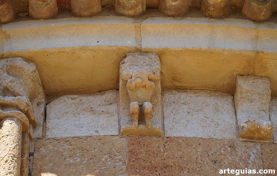 Detalle del alero de uno de los &aacute;bsides con canecillos