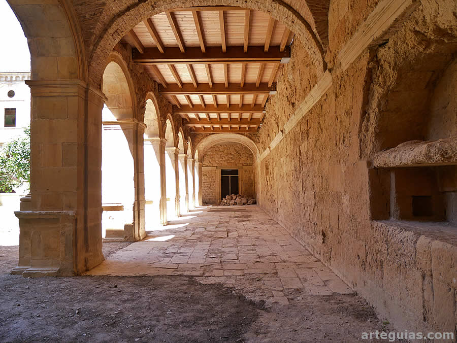 Aspecto de una de las pandas del claustro del monasterio