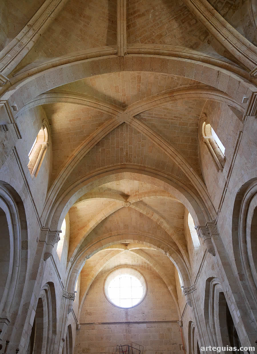 B&oacute;vedas de crucer&iacute;a de la iglesia abacial