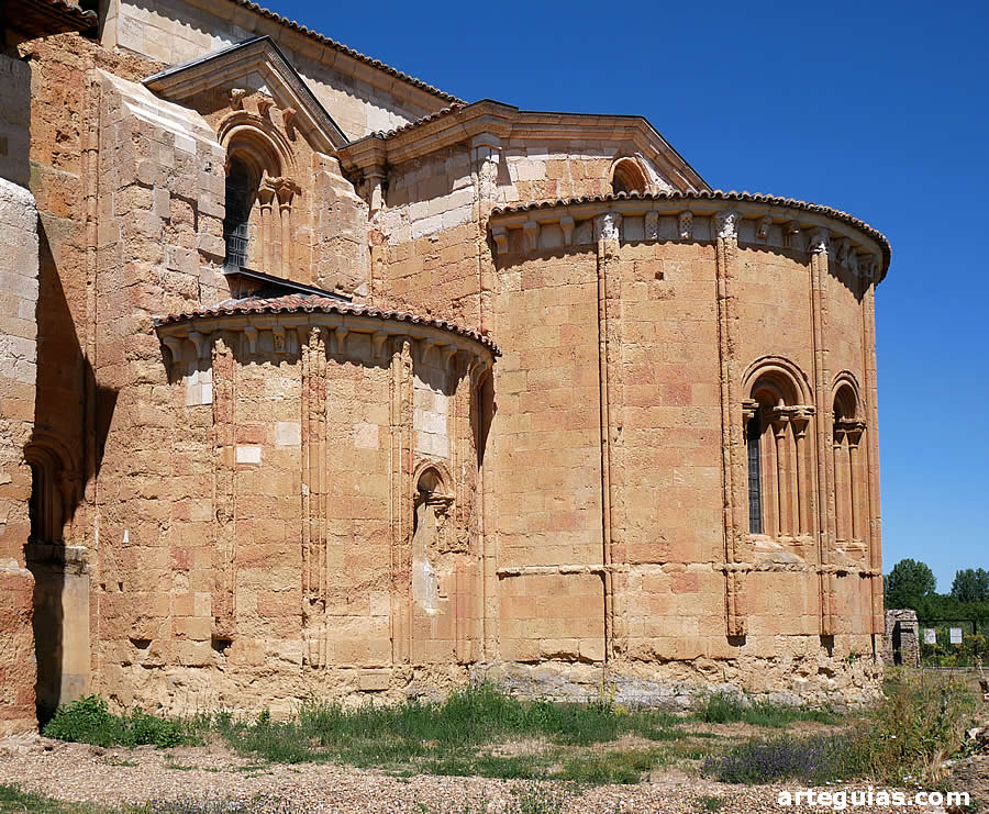Exterior de la cabecera de la iglesia mon&aacute;stica de Sandoval
