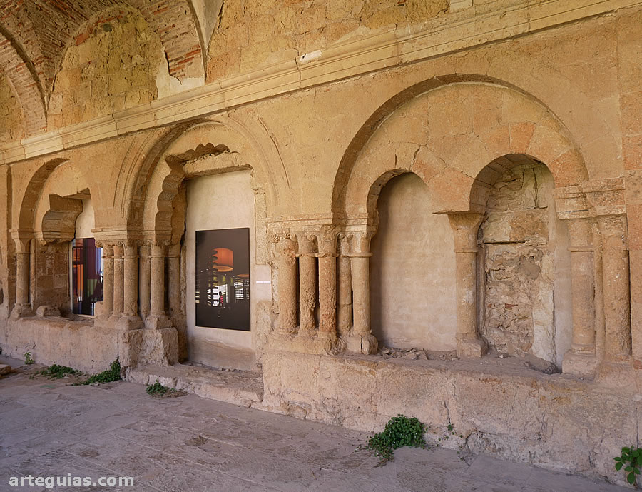 Entrada a la sala capitular. Es rom&aacute;nica y se encuentra cegada y con bastantes deterioros