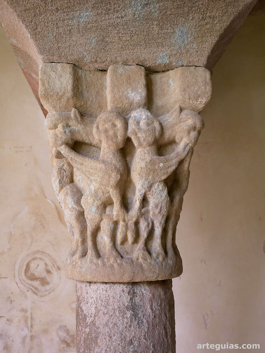 Capitel rom&aacute;nico en el claustro