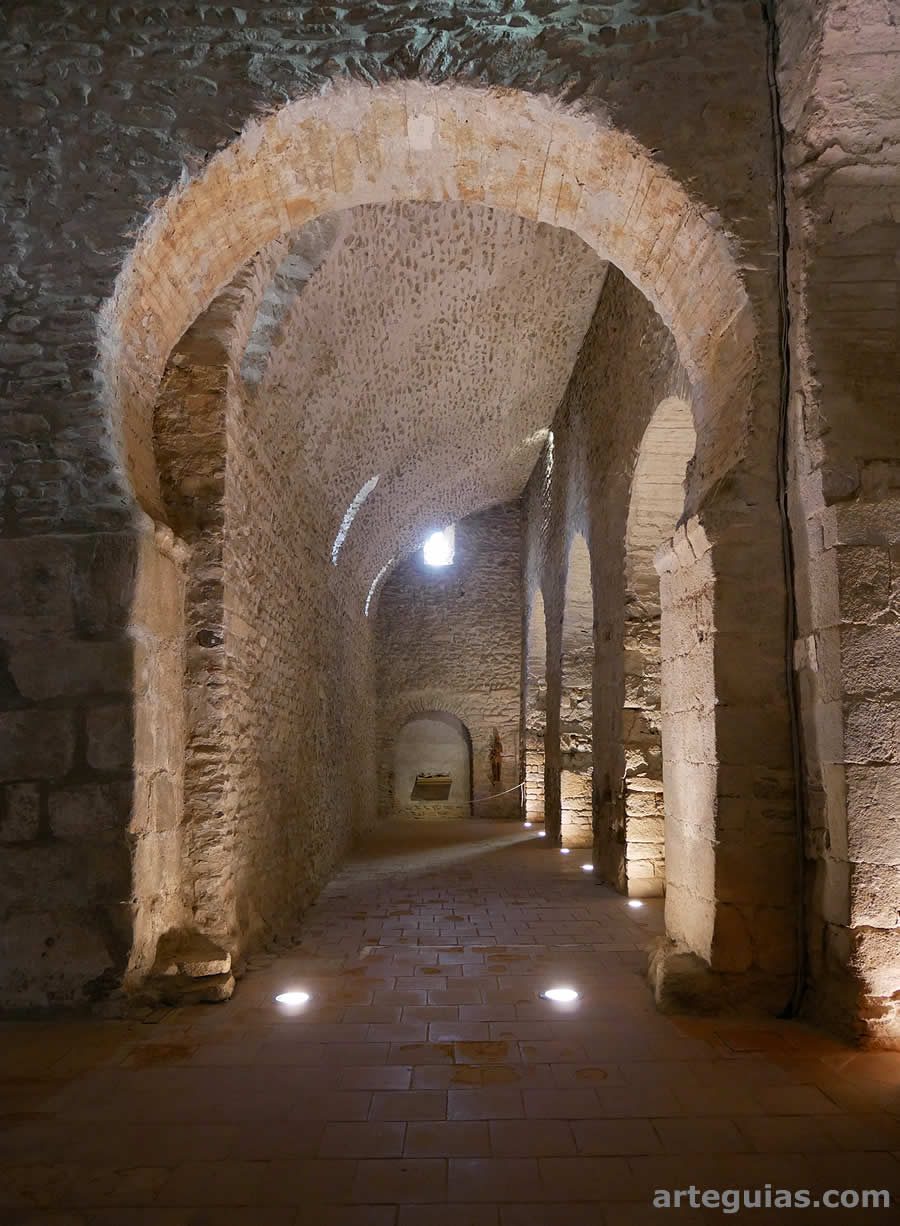 Nave lateral con su bóveda de cuarto de esfera