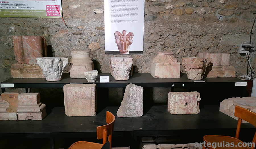 Piezas de un lapidario conservado en el monasterio