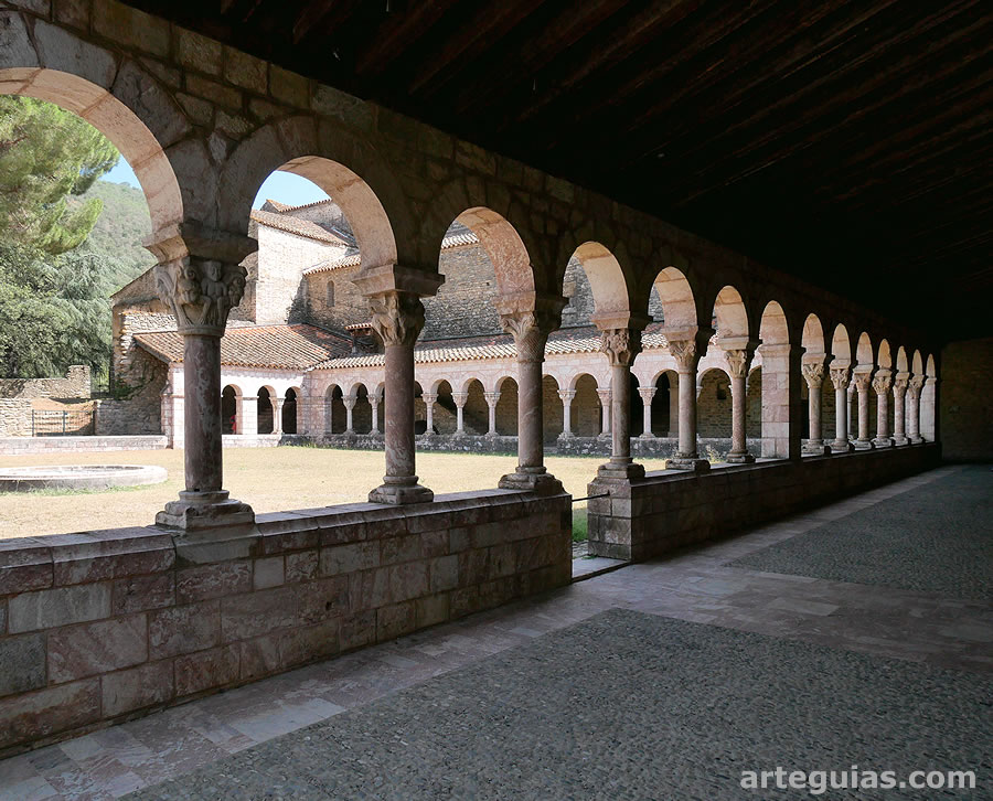 Claustro de la antigua abadía de Sant Miquel de Cuixà