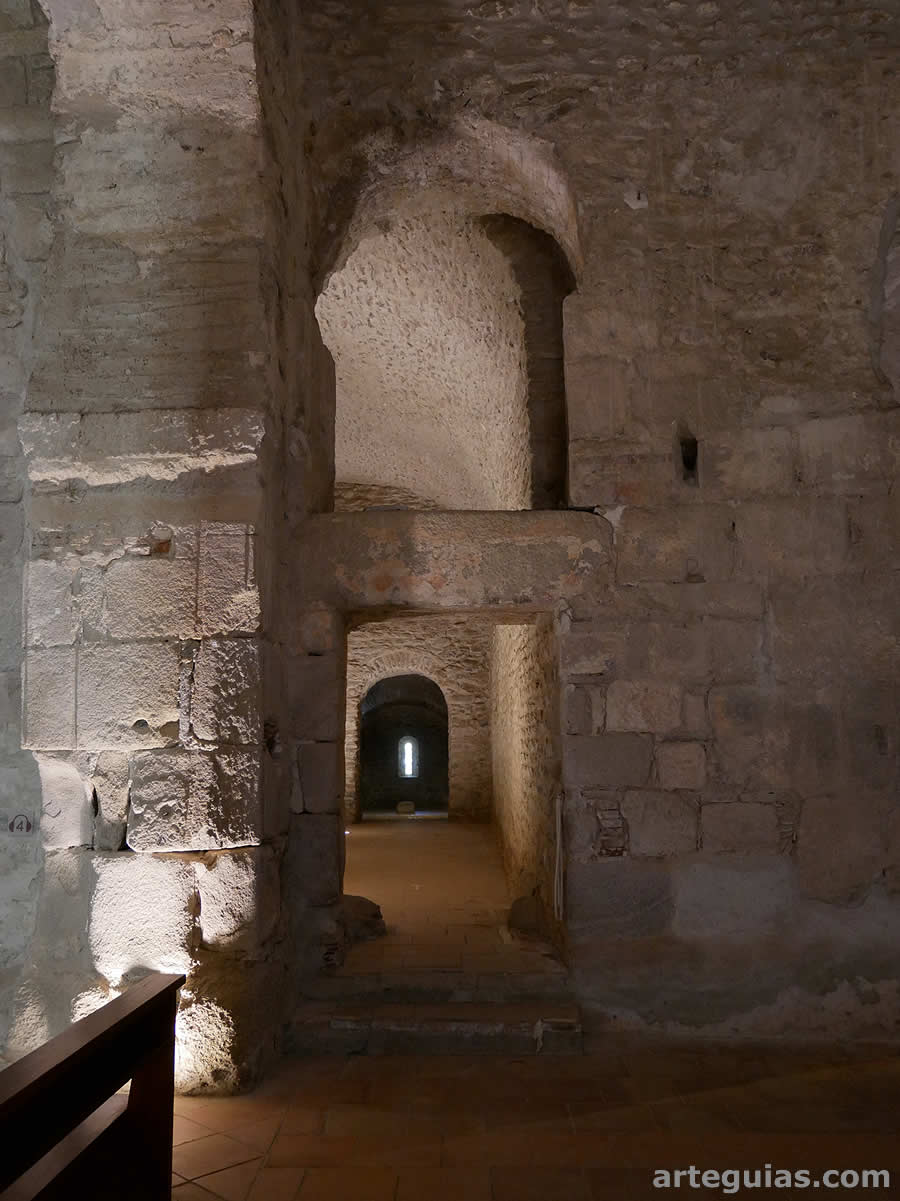 Parte de la extraña cabecera de Sant Miquel de Cuixà