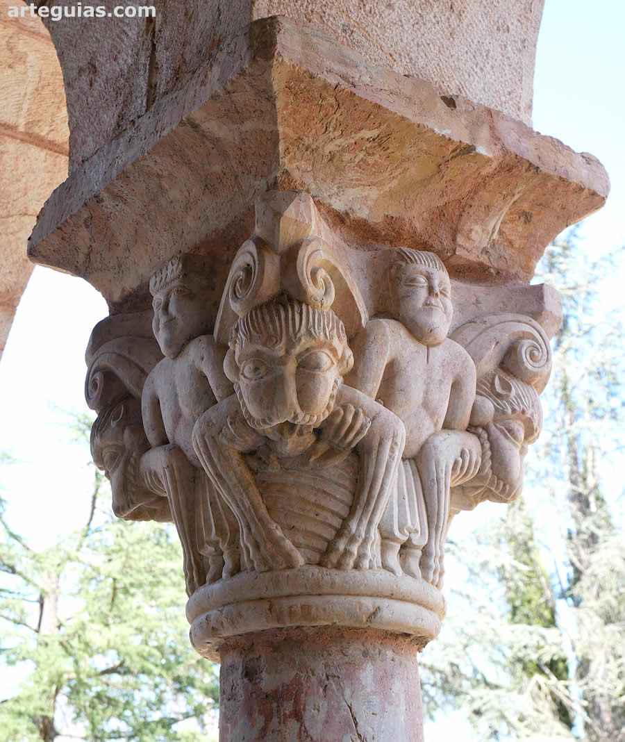 Capitel románico con hombres y animales