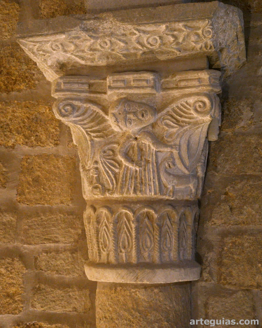 Capitel figurativo interior