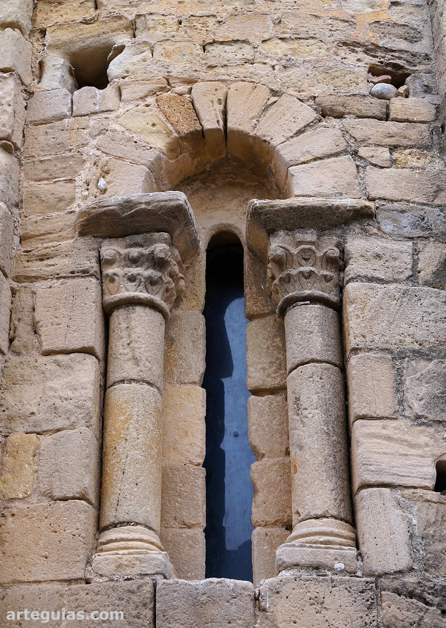 Ventanal de tipo portada del &aacute;bside central