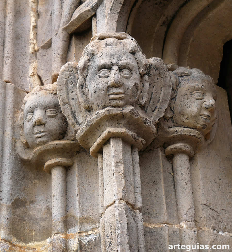 &Aacute;ngeles como capiteles de la puerta occidental