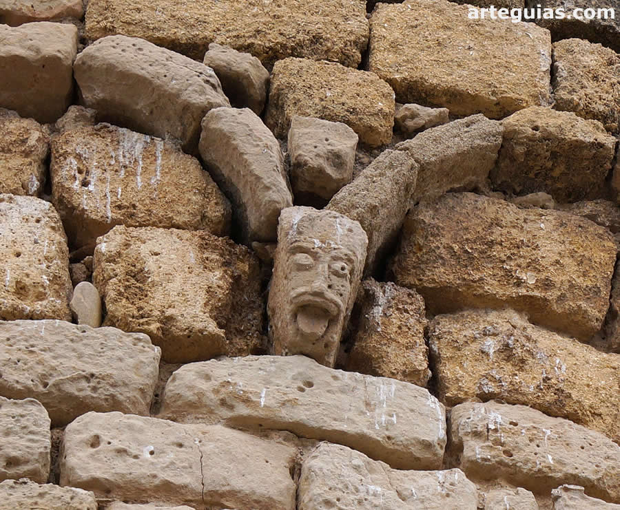 M&eacute;nsula del &aacute;bside con una cabeza humana sacando la lengua
