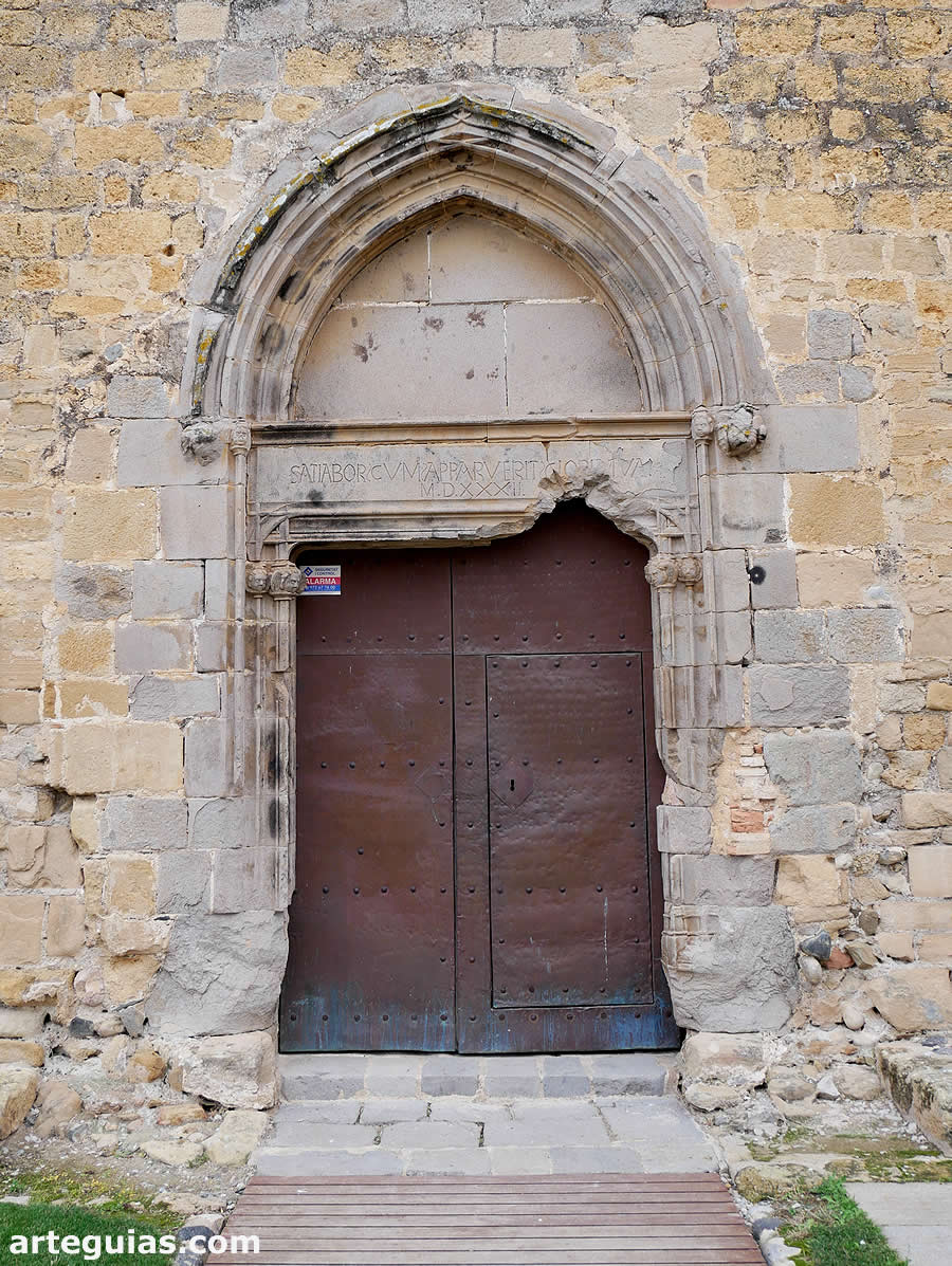 Puerta g&oacute;tico - renacentista del siglo XVI en el muro sur