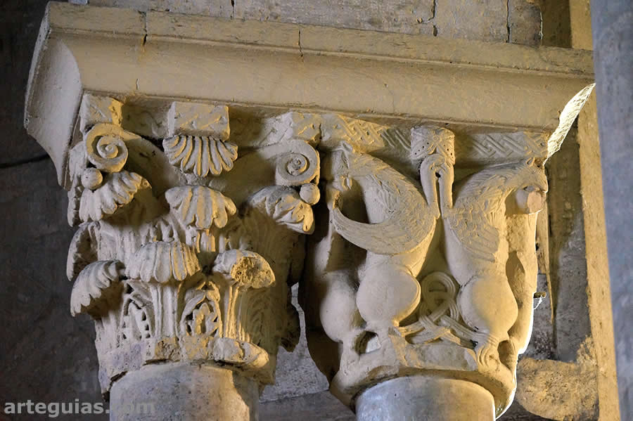 Pareja de capiteles de la girola