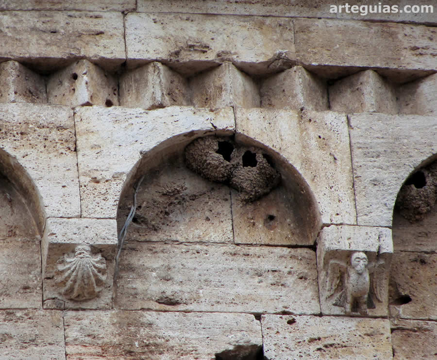 Cornisa de la cabecera