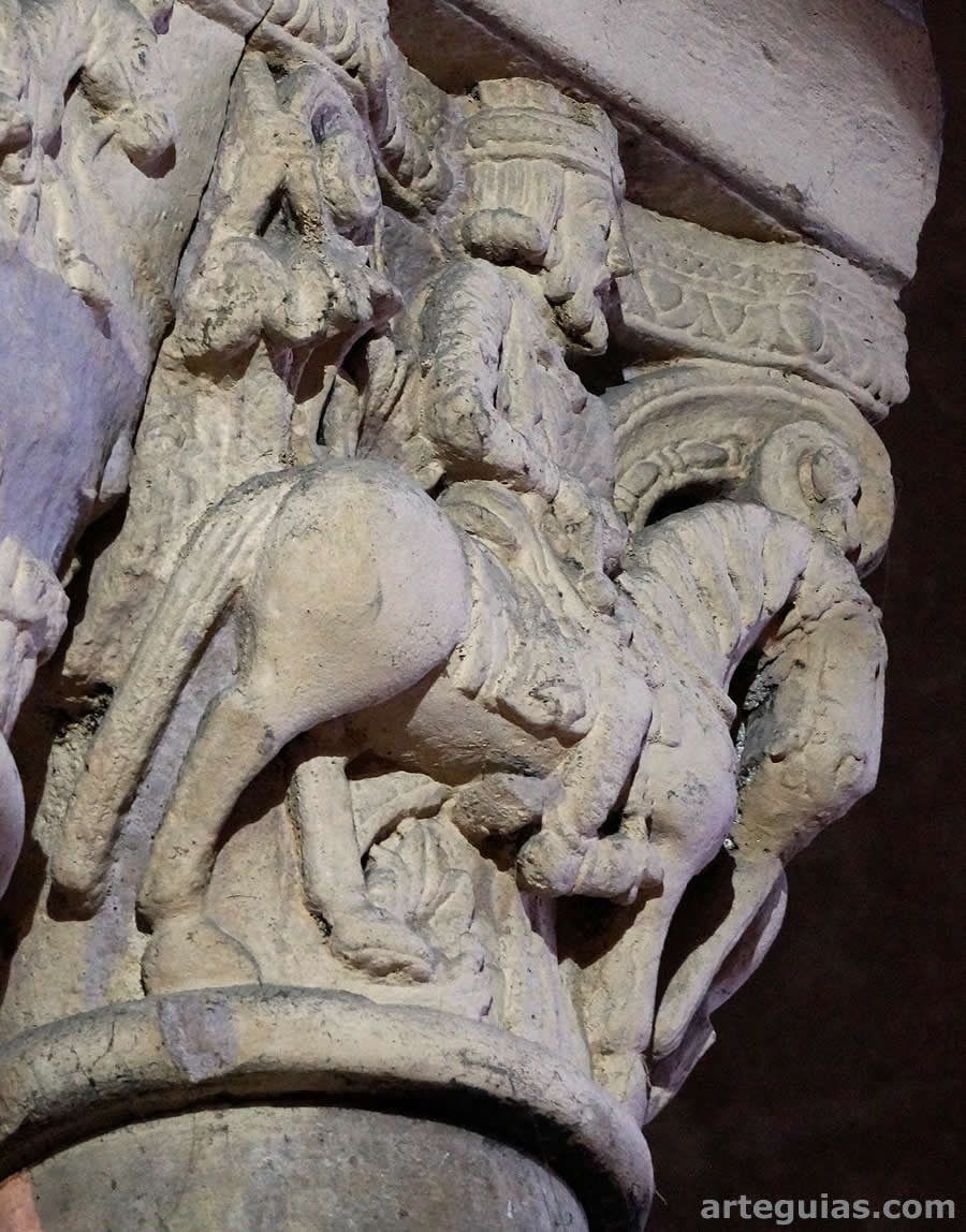 Capitel con uno de los reyes magos