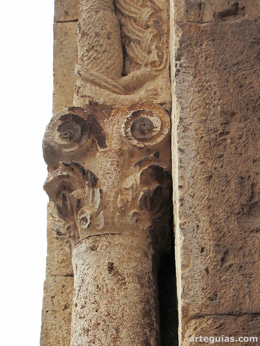 Capitel de la puerta del imafronte