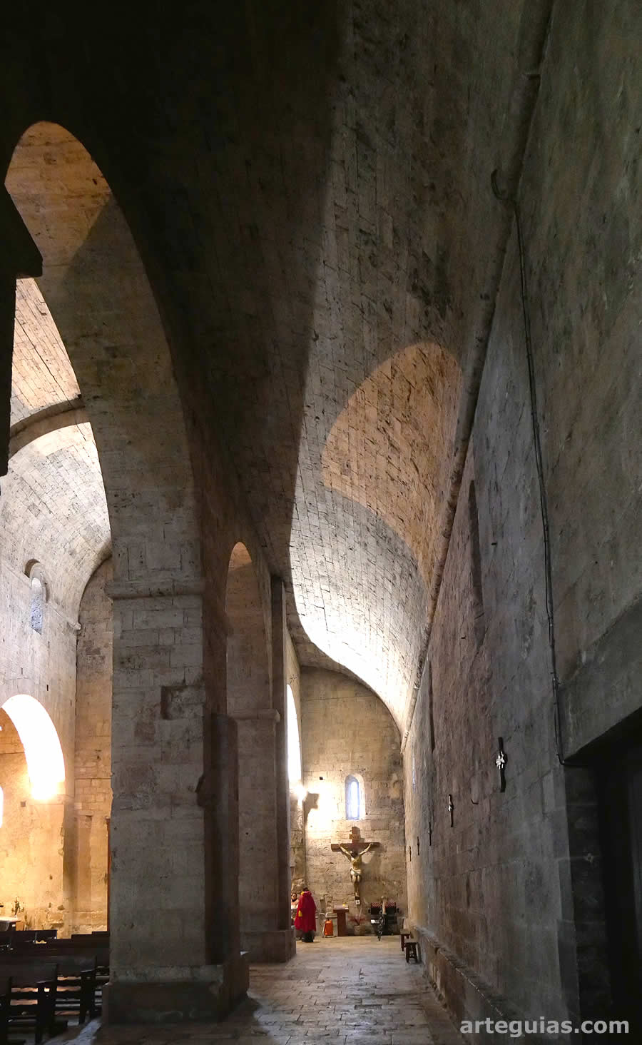 Iglesia del Monasterio de Sant Pere de Besal&uacute;, Girona : nave lateral