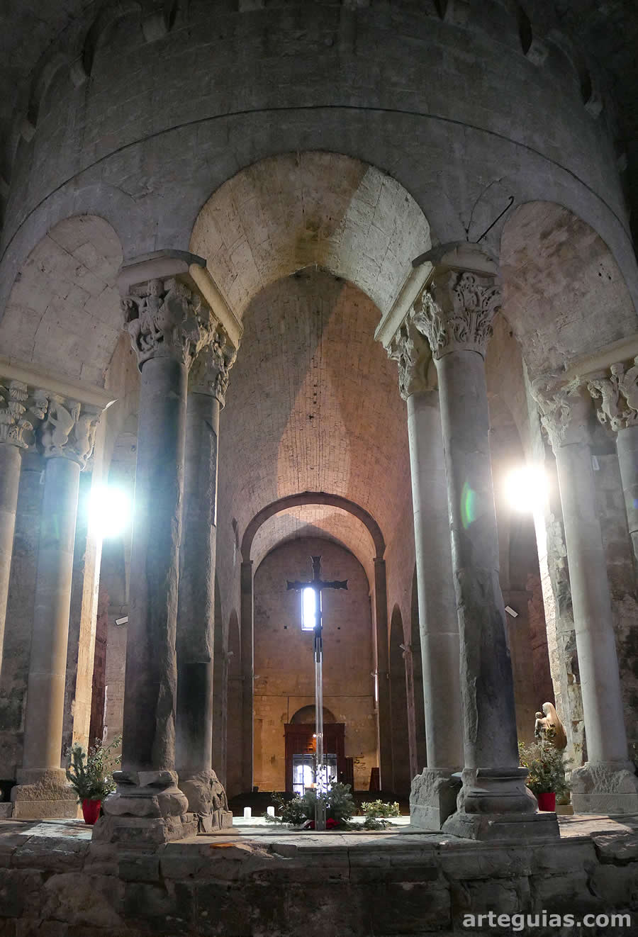 La iglesia de Sant Pere de Besal&uacute; desde el centro de la girola