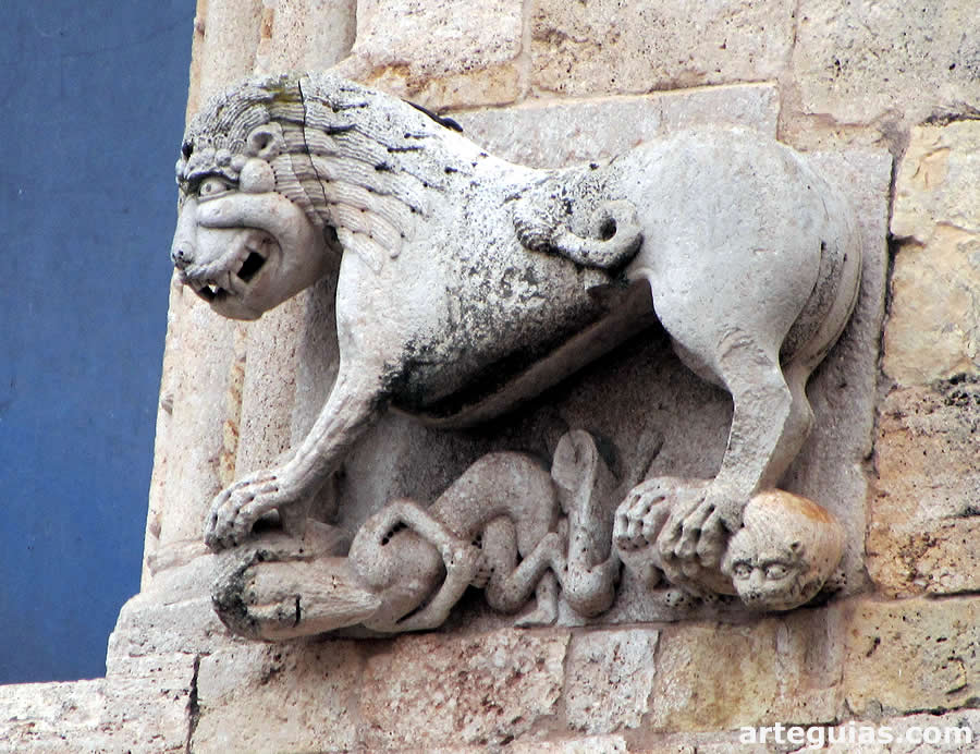 Relieve junto a la ventana del hastial. Monasterio de Sant Pere de Besal&uacute;