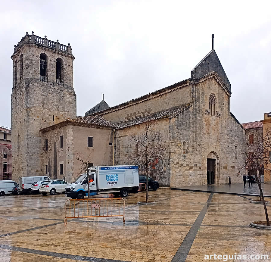 Vista sureste del templo del Monasterio de Sant Pere de Besal&uacute;, Girona 