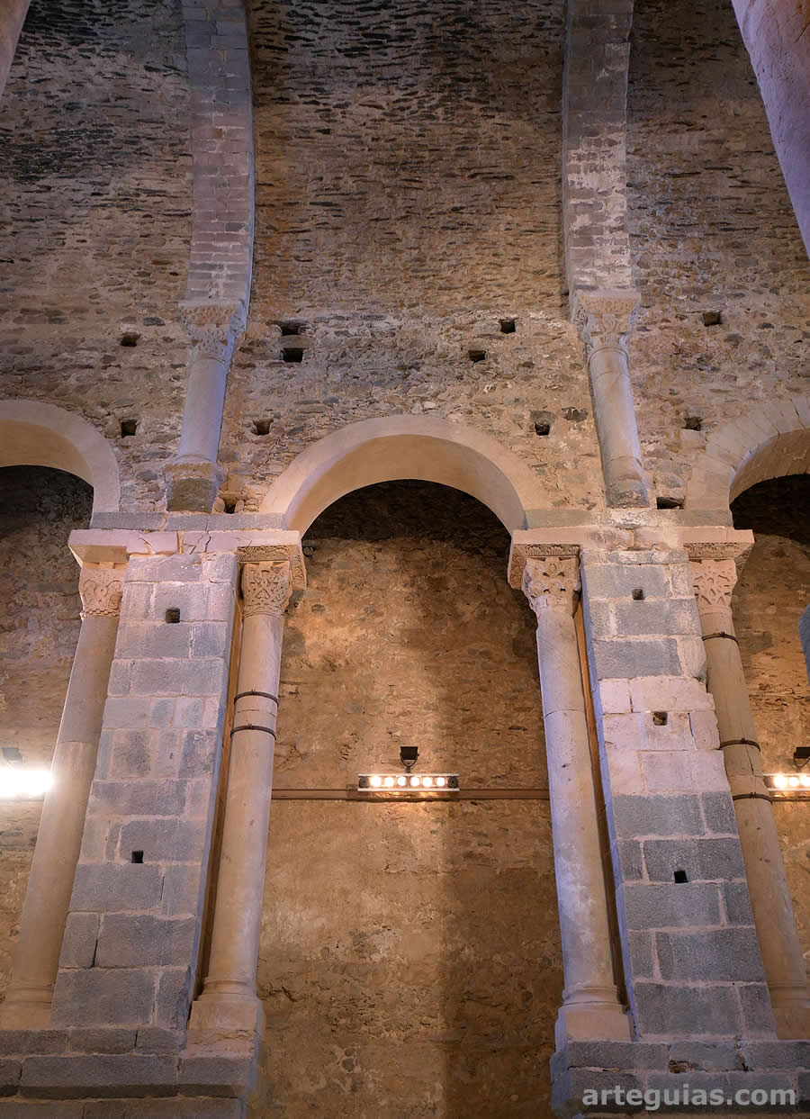 Parte del alzado de la iglesia de Sant Pere de Rodes, Girona