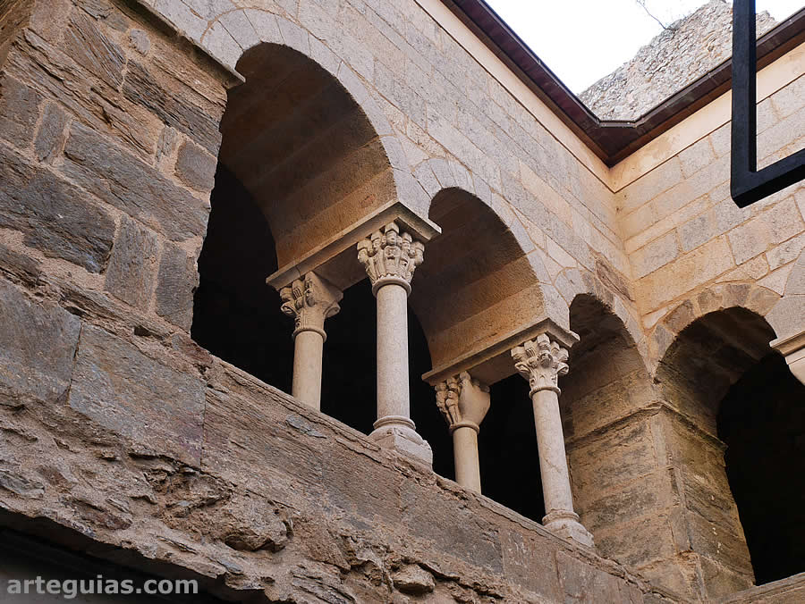 Detalle del claustro supeior rom&aacute;nico