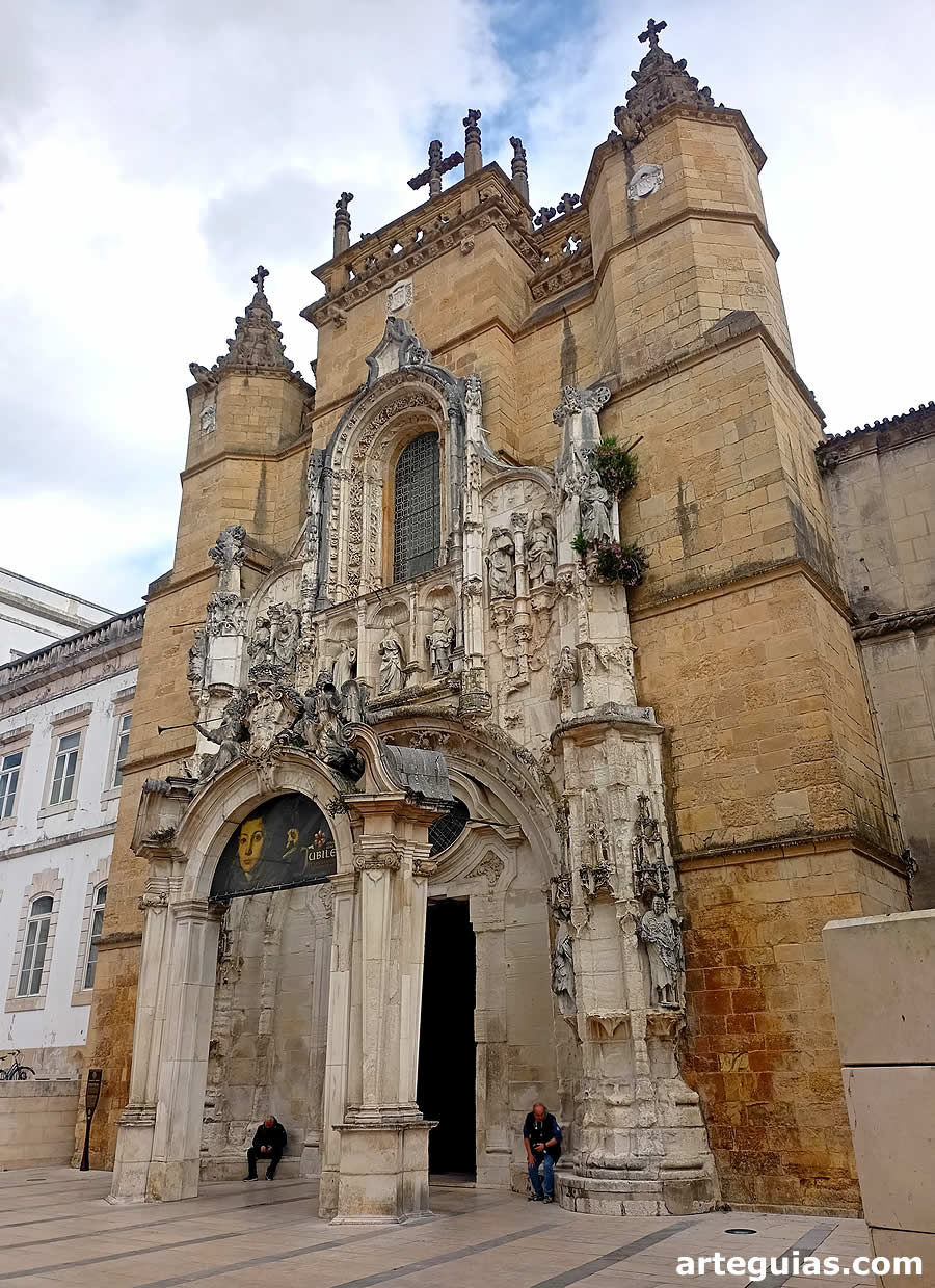 Fachada de la iglesia. Monasterio de Santa Cruz de Co&iacute;mbra, Portugal