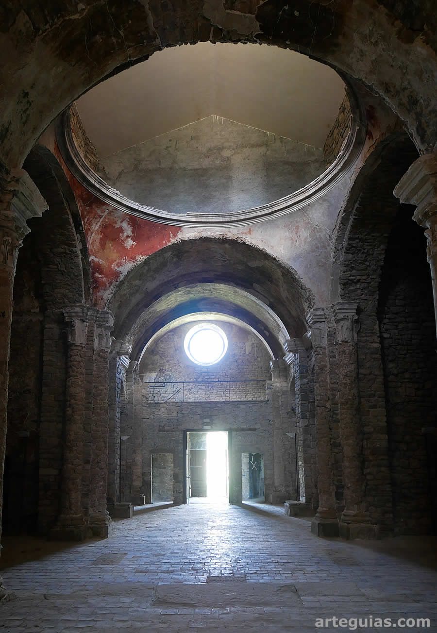 Interior de la iglesia del antiguo Monasterio de Santa Mar&iacute;a de Lillet