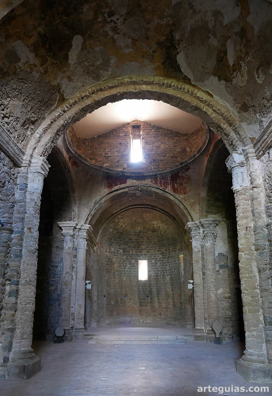 Monasterio de Santa Mar&iacute;a de Lillet: interior de la iglesia con nave, c&uacute;pula y &aacute;bside