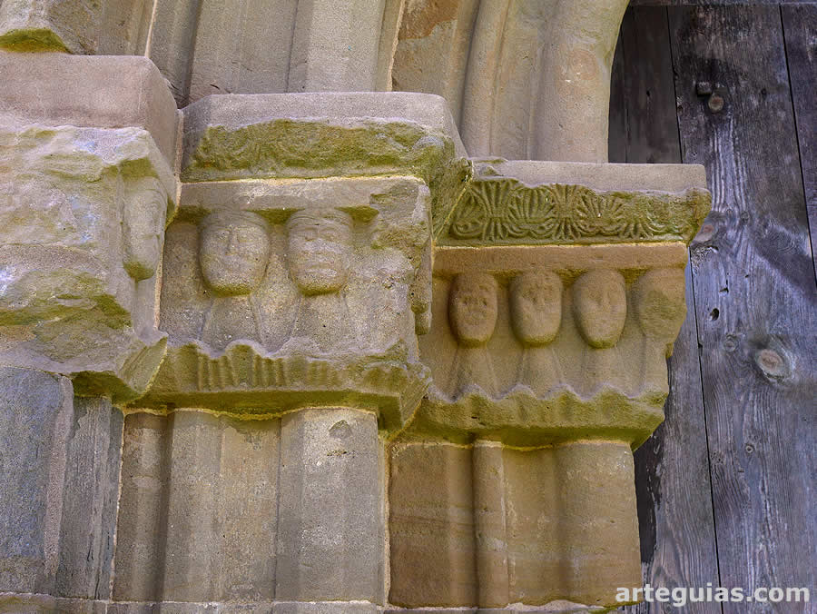 Jambas encapiteladas con rostros humanos